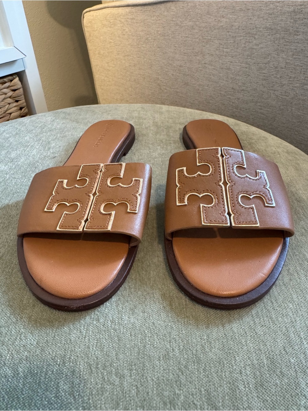 Tory Burch logo slides- metallic detail size 7